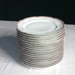 Assiettes en porcelaine aux bords mouvementés