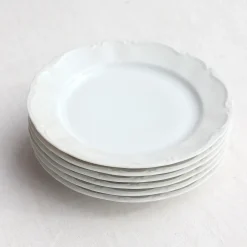 Assiettes en porcelaine blanche mouvementée