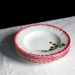 Assiettes fleuries aux bords peignés