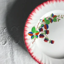 Assiettes fleuries aux bords peignés