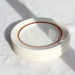 Assiettes ivoire au liseré brun et orange