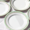 Assiettes plates à la bordure vert clair