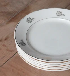 Assiettes plates anciennes en faïence dorée