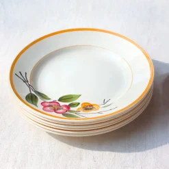 Assiettes plates au décor asymétrique
