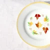 Assiettes plates aux feuilles d'automne