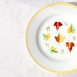 Assiettes plates aux feuilles d'automne