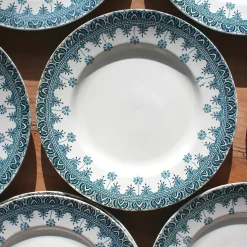 Assiettes plates en terre de fer au décor encre