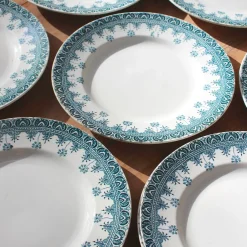 Assiettes plates en terre de fer au décor encre