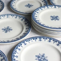 Assiettes plates style Rouen à la délicate frise bleue