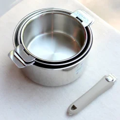 Batterie de trois casseroles en inox 18/10 avec manche amovible