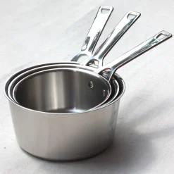 Batterie de trois casseroles en inox 18/10 brossé manche fixe