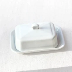 Beurrier rectangulaire en porcelaine blanche