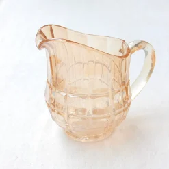 Carafe facettée en verre teinté
