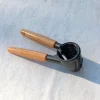 Casse noix manche en bois