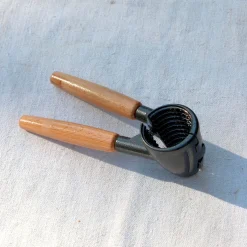 Casse noix manche en bois