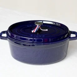 Cocotte ovale en fonte colorée