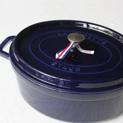 Cocotte ovale en fonte colorée