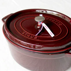 Cocotte ovale en fonte colorée