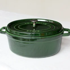 Cocotte ovale en fonte colorée