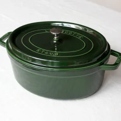 Cocotte ovale en fonte colorée