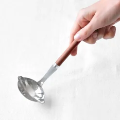 Cuillère à sauce avec manche en bois