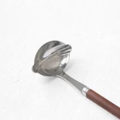 Cuillère à sauce avec manche en bois