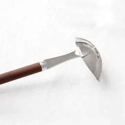 Cuillère à sauce avec manche en bois