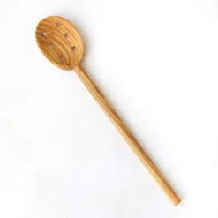 Cuillère de cuisine artisanale à trous en bois d’olivier