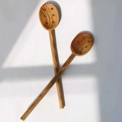 Cuillère de cuisine artisanale à trous en bois d’olivier