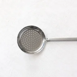Écumoire perforée en inox