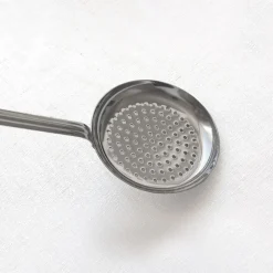Écumoire perforée en inox