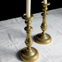 Duo de grands bougeoirs en laiton
