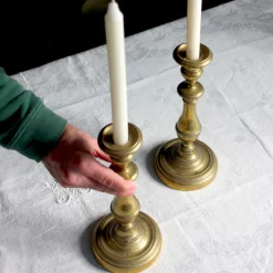 Duo de grands bougeoirs en laiton