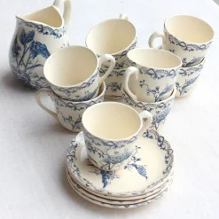 Ensemble de 11 tasses et soucoupes en terre de fer et leur pot à lait