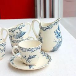 Ensemble de 11 tasses et soucoupes en terre de fer et leur pot à lait