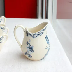 Ensemble de 11 tasses et soucoupes en terre de fer et leur pot à lait