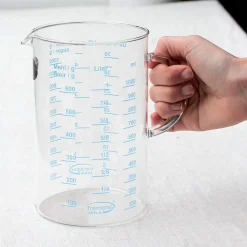 Grand verre doseur avec poignée