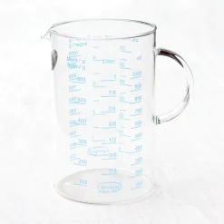 Grand verre doseur avec poignée