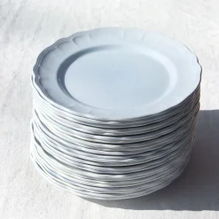 Grande assiette plate aux bords festonnés