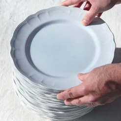 Grande assiette plate aux bords festonnés