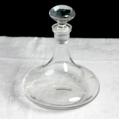 Grande carafe en verre gravé
