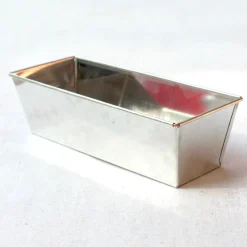 Moule à cake en fer blanc