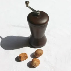 Moulin à muscade en bois avec manivelle