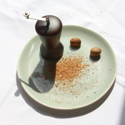 Moulin à muscade en bois avec manivelle