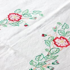 Nappe ancienne damassée brodée de fleurs