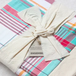 Nappe upcyclée écrue avec patchwork coloré