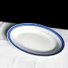 Petit plat ovale aux rayures bleues