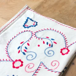 Petite nappe ancienne brodée main