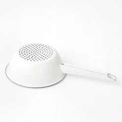 Petite passoire à queue en émail blanc