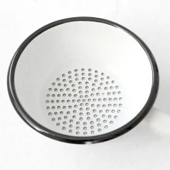 Petite passoire à queue en émail blanc